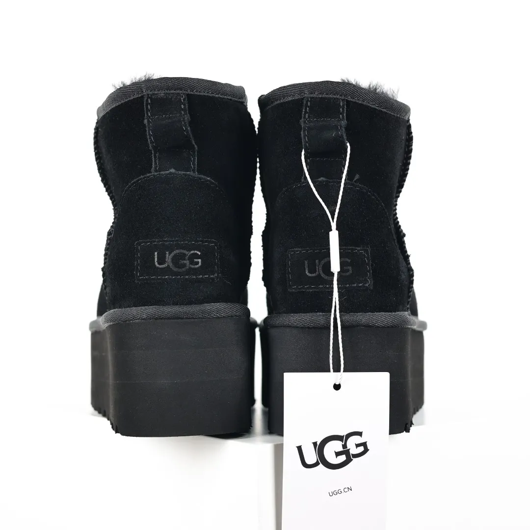 Pick up locally 💰580 Core recommended good price It is a very suitable choice for home furnishings. In the new year, uug launched a series of styles, which are partial to the preferences of young consumers and have also moved to the forefront of fashion trends. Shoe body material: water-repellent coated suede upper, 17 mm UGGPURE™ implantable wool insole, lightweight non-slip and comfortable rubber outsole, with brand LOGO and trademark, with full packaging Size: 35 36 37 38 39 40
